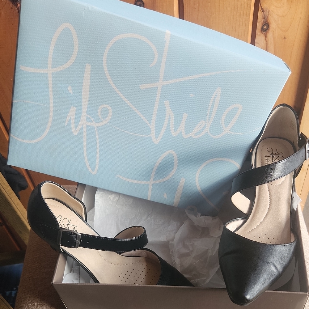 Life Stride Women's Black Pointed Heels